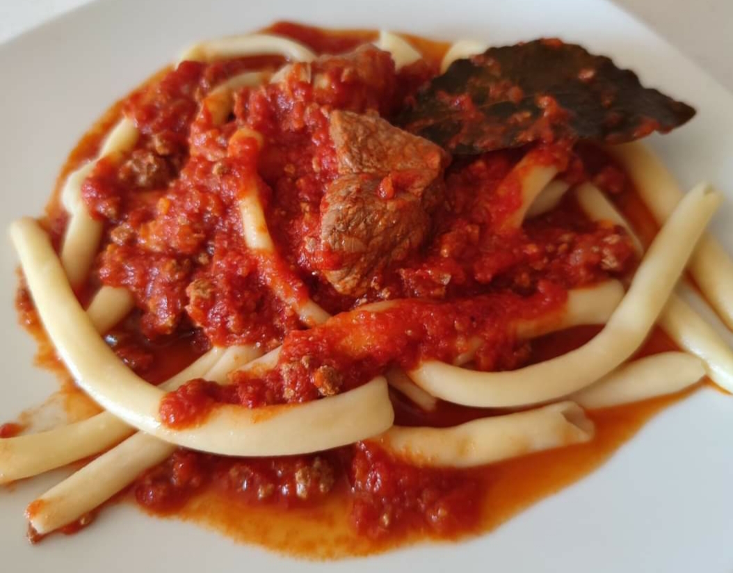 Maccheroni fatti in casa con ragù e carne di maiale per Carnevale!